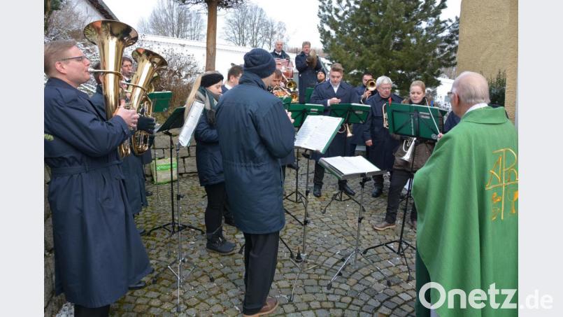 Pater Friedhelm Czinczoll durfte den Geburtstagsmarsch der Münchenreuther Bauernkapelle selbst dirigieren. Bild: jr