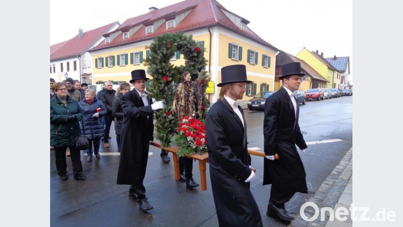Frack, Zylinder und weiße Handschuhe tragen die vier jungen Männer, von denen die Statue des heiligen Sebastian durch den Ort getragen wird. Vor 385 Jahren wurde der Heilige um Hilfe vor der Pest angerufen. Bild: amö