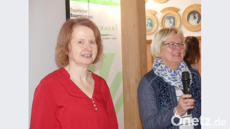 Irmgard Brunner (rechts) informiert über Infektionskrankheiten, Petra Schäffler lädt zum Landfrauentag am 17. März in die Stadthalle Neustadt/WN ein. Bild: rn
