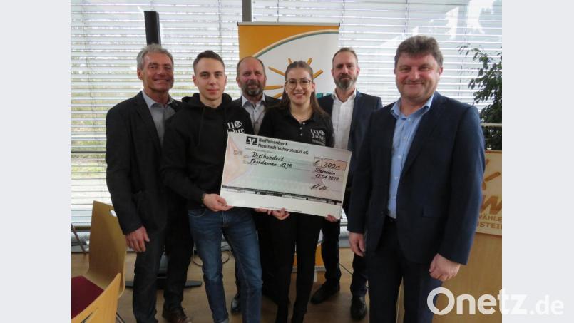 300 Euro gehen als Finanzspritze an die KLJB. Von rechts: Johann Confal, Eka Reber, Stella Schwarz, Hubert Meiler, Fabio Förster und Karlheinz Schreiner. Bild: adj