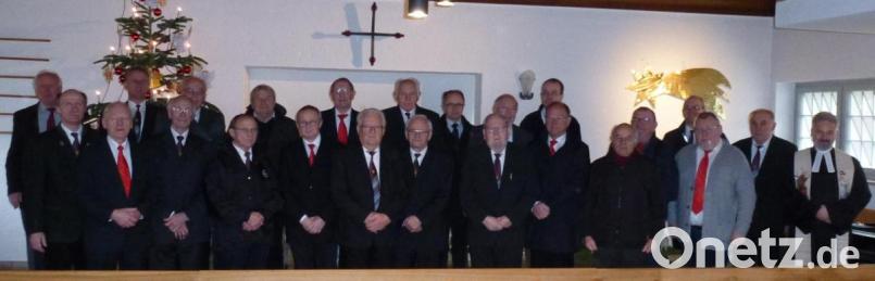 Pfarrer Dirk Grafe (rechts) dankte der Kemnather Liedertafel und dem Immenreuther Sängerbund für die Gestaltung des Gottesdienstes zum Jahresanfang. Bild: mez