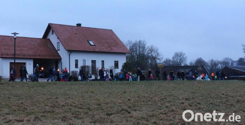 Von Weitem war der bunte Zug gut zu sehen. Die Fackeln und die leuchtenden Sicherheitsstreifen an der Kleidung sicherten den Zug zusätzlich mit ab. Bild: rpp