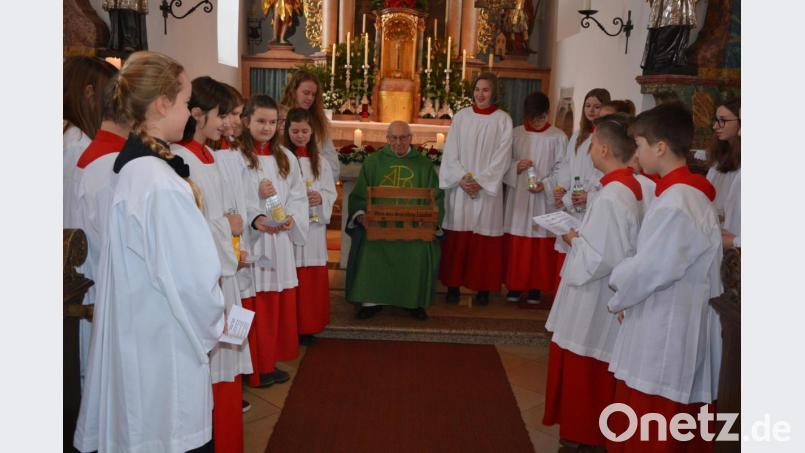 Die Münchenreuther Ministranten gratulierten ihrem Pfarrer Pater Friedhelm Czinczoll mit verschiedenen Sorten Zitronenlimonade. Bild: jr