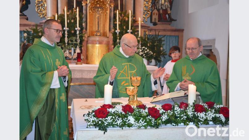 Sie standen gemeinsam am Altar: Jubilar Pater Friedhelm Czinczoll (Mitte), Dekan Thomas Vogl (links) und Pater Josef Prinz. Bild: jr