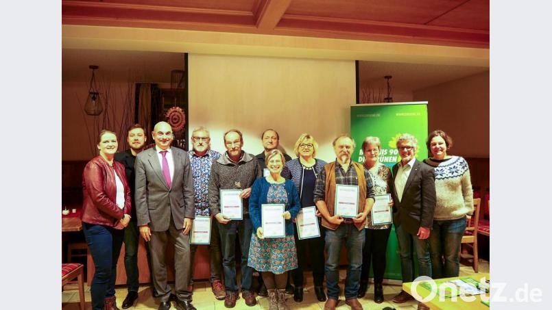 Der Kreisverband ehrte bei seiner Jubiläumsveranstaltung langjährige Mitglieder. Ausgezeichnet wurden Erwin Gierl, Klaus Pöhler, Paul Groß, Marion Juniec-Möller, Elisabeth Bauer, Franz Probst und Marita Liedl (mit Urkunden, von links). Bild: Rückerl, Lena