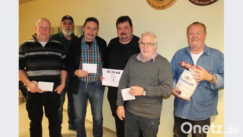 Die erfolgreichen Teilnehmer am Preisschafkopf freuen sich über die Gewinne. Bild: exb