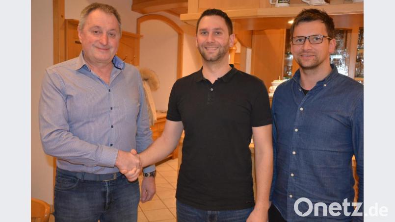 Neuer Kassierer bei „Kopf hoch Konnersreuth“ ist Andreas Heinritz (Mitte). Ihm gratulierten Vorsitzender Edgar Wenisch (links) und dessen Stellvertreter Wolfgang Pötzl. Das Vorstandsteam des Vereins ist damit wieder komplett. Bild: jr