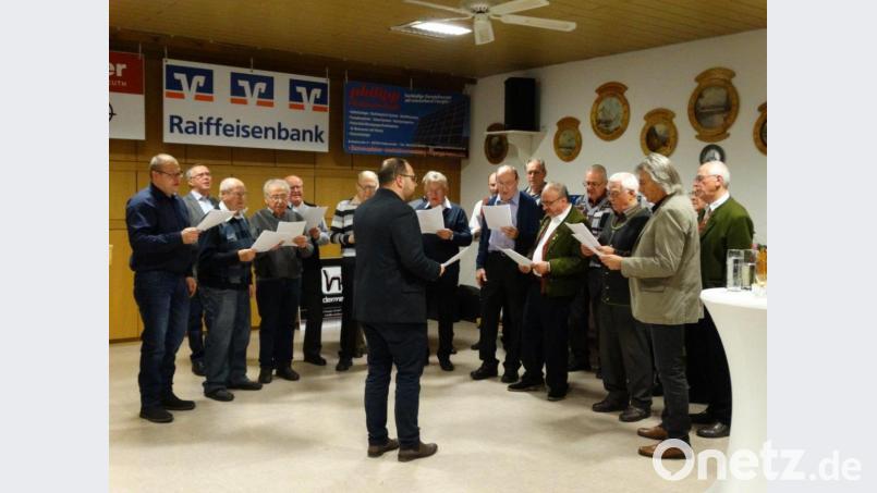Die Sängergemeinschaft Pullenreuth/Lochau unter der Leitung von Alexander Hecht, begeisterten mit ihren harmonischen Stimmen. Bild: twg