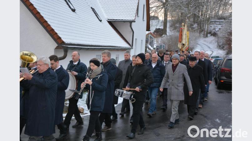 Angeführt von der Münchenreuther Bauernkapelle zogen die Vereine und weitere Gratulanten zur Pfarrkirche St. Emmeram. Bild: jr