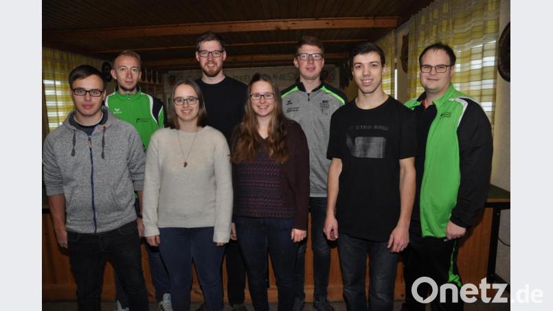 Gauschützenmeister Stefan Brandmiller (rechts) beglückwünschte die neuen Übungsleiter im Sportschützengrenzgau nach der schriftlichen Abschlussprüfung. Zusammen mit Ausbilder Fabian Putzer (Zweiter von links) vom Schützenverein Gehardsreuth unterrichtete er die Neulinge. Bild: dob