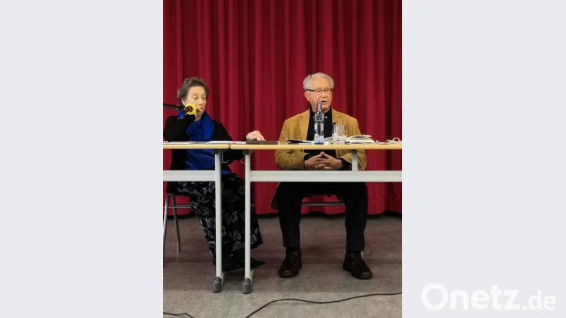 Holocaust-Überlebender Professor Alexander Fried berichtet Schülern des Stiftland Gymnasiums von seinen Erlebnissen im Dritten Reich. Seine Frau Dorothea Woiczechowski-Fried unterstützt den 94-Jährigen. Bild: exb
