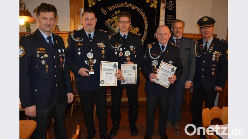 Urkunden und Pokale gab es für die neuen Vereinsmeister der KSRK Mitterteich. Im Bild (von links) Vorsitzender Wolfgang Danler, Stefan Badstieber, Ernst Hampel, Ewald Weber, Bürgermeister Roland Grillmeier und Kreisvorsitzender Anton Hauptmann. Bild: jr