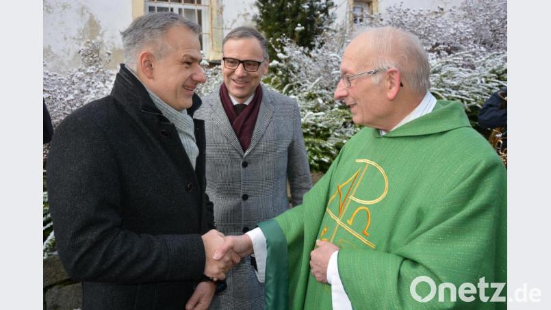 Landrat-Stellvertreter Roland Grillmeier (links) überbrachte die Glückwünsche des Landkreises an Pater Friedhelm Czinczoll. In der Mitte Waldsassens Bürgermeister Bernd Sommer. Bild: jr