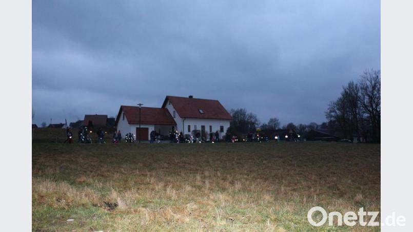 Von Weitem war der bunte Zug gut zu sehen. Die Fackeln und die leuchtenden Sicherheitsstreifen an der Kleidung sicherten den Zug zusätzlich mit ab. Bild: rpp
