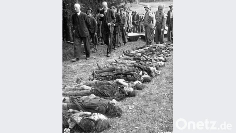 Soldaten der US-Division zwingen deutsche Zivilisten aus Volary in Südböhmen sich die exhumierten Leichen von Juden anzusehen. Die Juden waren während eines Todesmarsches in den letzten Kriegstagen, in der Nähe des Ortes durch die SS ermordet und verscharrt worden. Bild: National Archives and Records Administration/US Army Signal Corps