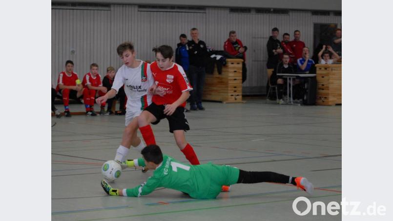 Die C-Junioren der JFG FC Stiftland belegten bei der Endrunde der Futsal-Kreismeisterschaft den zweiten Platz hinter der SpVgg Bayern Hof. Nach vier Siegen in den Gruppenspielen und dem 4:0 im Halbfinale (Szene) gegen die (SG) FC Rehau verloren die Stiftländer das Endspiel mit 2:3. Bild: gb