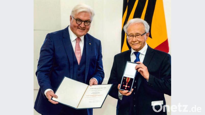 Bundespräsident Frank-Walter Steinmeier verleiht an Alexander Nesanel Fried (rechts) Bundesverdienstkreuz und an Dorothea Woiczechowski-Fried aus Tirschenreuth die Bundesverdienstmedaille. Bild: exb