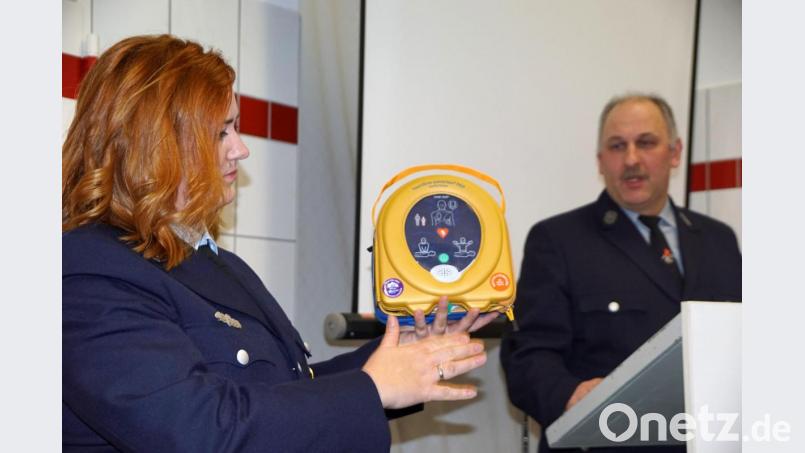 Ein Defi ergänzt seit einem Monat die Ausrüstung der aktiven Wehr. Bezahlt hat ihn der Feuerwehrverein. Annemarie Zaus zeigte das 1900 Euro teure Stück. In mehreren Schulungsveranstaltungen werden nun die Aktiven und Interessierten eingewiesen. Im Hintergrund Kommandant Wolfgang Zaus. Bild: bkr