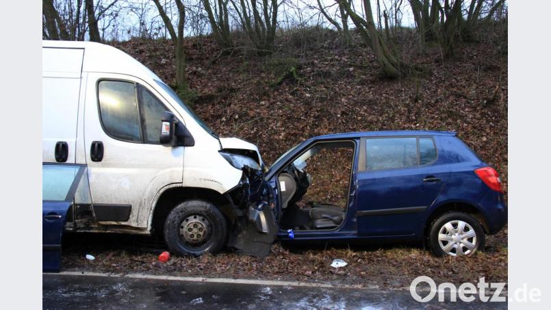 Die Fahrzeuge verkeilten sich durch die Wucht des Aufpralls regelrecht ineinander. Bild: hd