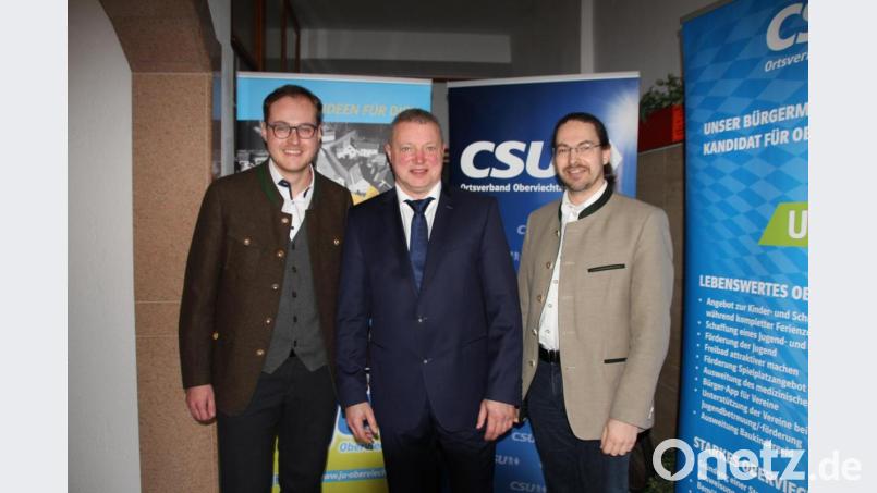 Dem CSU-Bürgermeisterkandidaten Herbert Uschold stehen Ortsvorsitzender Tobias Ehrenfried (links) und Stadtratfraktionssprecher Alexander Ried (rechts) zur Seite. Das Dreigestirn gab sich beim Wahlkampfauftakt zuversichtlich, mit einer Mehrheit im Stadtrat und einem CSU-Bürgermeister die Stadt weiter voranzubringen zu können.




Das neue Oberviechtacher CSU- Dreigestirn mi (von links) dem CSU Ortsvorsitzenden Tobias Ehrenfried, CSU- Bürgermeisterkandidat Herbert Uschold und dem CSU- Fraktionssprecher im Stadtrat ist zuversichtlich, mit einer Mehrheit im Stadtrat und einem CSU- Bürgermeister an der Spitze, in den nächsten sechs Jahren zum Wohle der Bürger abrieten zu dürfen und die Stadt weiter voranzubringen Bild: frd Bild: frd