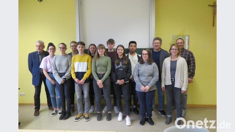 Nach dem Berufswahlseminar zogen Konrektor Holger König, Beratungsrektorin Margit Friedl, Realschuldirektor German Helgert (von rechts), Berufsberater Richard Zentner (links) und die beiden Klassensprecher der neunten Klassen ein positives Resümee. Bild: jzk