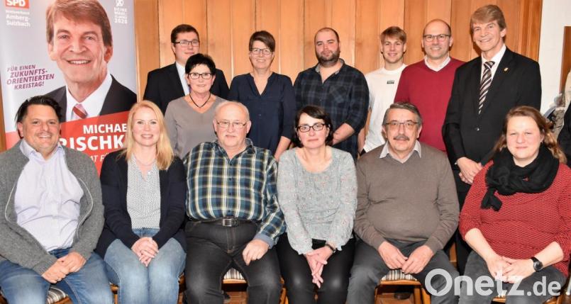 Ein Großteil der SPD-Gemeinderatsbewerber mit Landratskandidat Michael Rischke (stehend, rechts). Bild: no