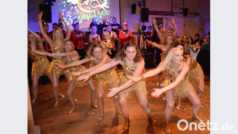 Golden Summer und die fünfte Jahreszeit - die Gardemädels verzaubern die Gäste heuer mit den schönsten Melodien längst vergangener Sommerhits. Bild: bö