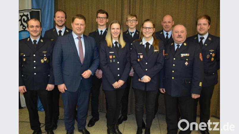 Neu gewählt hat die Mitterteicher Feuerwehrjugend ihr Führungsteam. Im Bild (von links) die Jugendwarte Armin Degelmann und Johannes Schmid, Zweiter Bürgermeister Stefan Grillmeier, der bisherige Jugendsprecher Tobias Wedlich, die Jugend-Kassenverwalterin Carolina Grabis, stellvertretender Jugendsprecher Max Rasp, Jugendsprecherin Alena Kempf, Kommandant Franz Bauernfeind, Kreisbrandrat Andreas Wührl und Feuerwehr-Vorsitzender Christian Grillmeier. Bild: jr