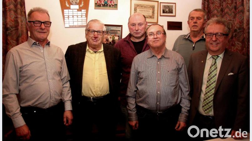Die erfolgreichen Züchter wurden vom Zweiten Vorsitzenden Josef Kellner geehrt, der selbst zu den Siegern zählte. Preise heimsten auch Martin Zeitler, Thomas Zötzl, Richard Zeitler und Berthold Müller (von links) ein. Bürgermeister Toni Dutz (rechts) gratulierte. Bild: wro