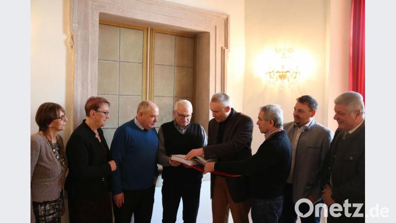 Stellvertretende Landrätin Margit Kirzinger, stellvertretende Kreisvorsitzende Maria Sauer, Landratskandidat Peter Lehr, Wahlbeauftragter Erich Völkl, stellvertretender Wahlleiter Martin Koppmann, Wahlbeauftragter Helmut Fastner, Kreisvorsitzender Markus Ludwig und Fraktionsvorsitzender Günter Stich (von links) bei der Abgabe des Wahlvorschlags. Bild: exb