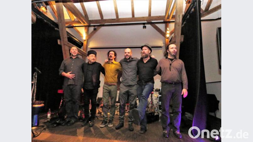 Glücklich für alle Beteiligten, Bandmitglieder wie Publikum, geht der extravagante Jazz-Abend zu Ende. Bild: ubb