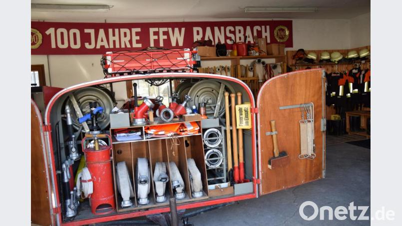 Der 1960 gebaute Löschanhänger der Freiwilligen Feuerwehr Ransbach ist immer noch gut in Schuss und bleibt in der Gemeinde.. Er wird künftig in der Ortschaft Berghausen zu finden sein. Die Ransbacher bekommen das Tragkraftspritzenfahrzeug der Freiwilligen Feuerwehr Mendorferbuch-Egelsheim. Bild: bö