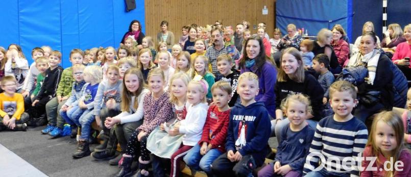 Ganz schön was los im Zuschauerraum beim Besuch der Puppenbühne. Da muss man Hermann Papacek und seinen Kasperl genauso suchen wie der Kasperl Frau Holle gesucht hat. Bild: wlr