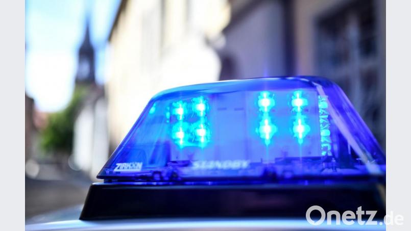 Zwei Unbekannte haben in Schwandorf auf einen 21-Jährigen eingeschlagen. Symbolbild: Patrick Seeger/dpa