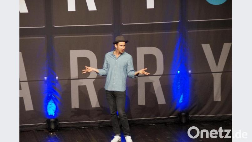 Zum dritten Mal riss Harry G mit Charme und Witz seine Fans in der Schwarzachtalhalle mit und gönnte ihnen keine Verschnaufpause. Bild: weu