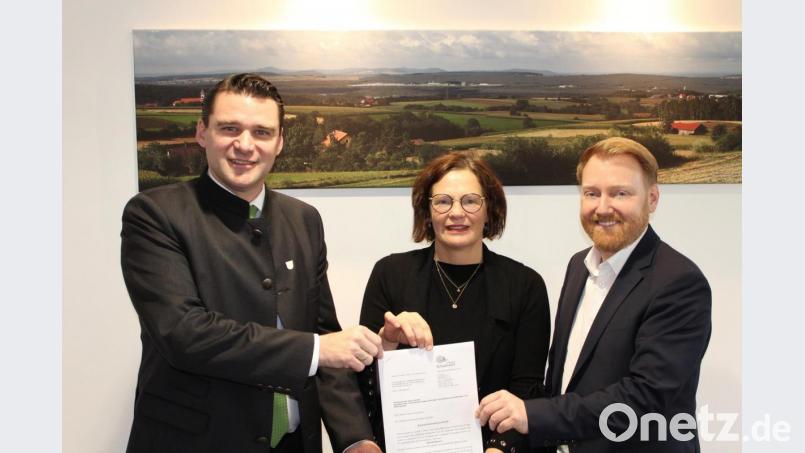 Krankenhaus-Geschäftsführer Dr. Martin Baumann (rechts) und die Chefärztin Gynäkologie und Geburtshilfe, Dr. Susanne Merl, freuen sich über den von Landrat Thomas Ebeling überreichten Zuwendungsbescheid. Bild: exb