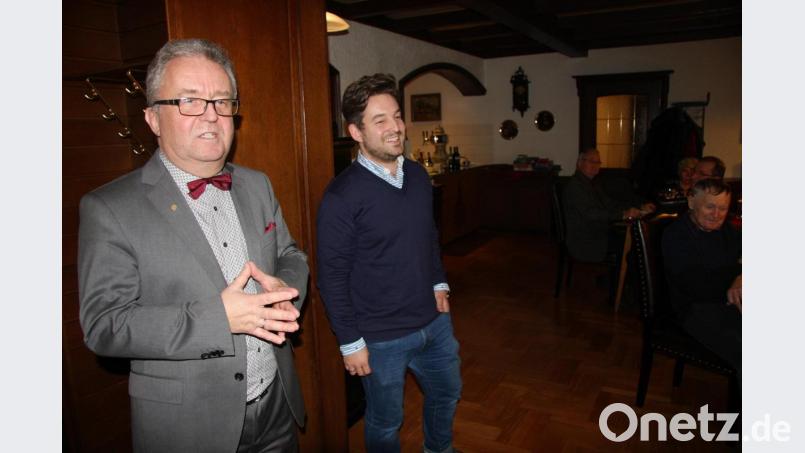 Nach der Begrüßung übergab Toni Dutz (Wiesau) das Wort an den CSU-Ortsvorsitzenden Michael Dutz (rechts).. Bild: wro