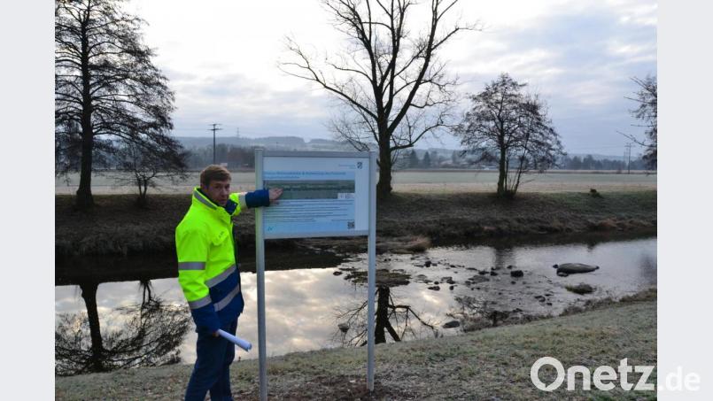 Bauoberrat Andreas Ettl, Wasserwirtschaftsamt, erklärt die Grabungsarbeiten für die Rentensionsflächen. Die befinden sich auf der gegenüberliegenden Seite des Flutkanals (im Hintergrund). Bild: shl