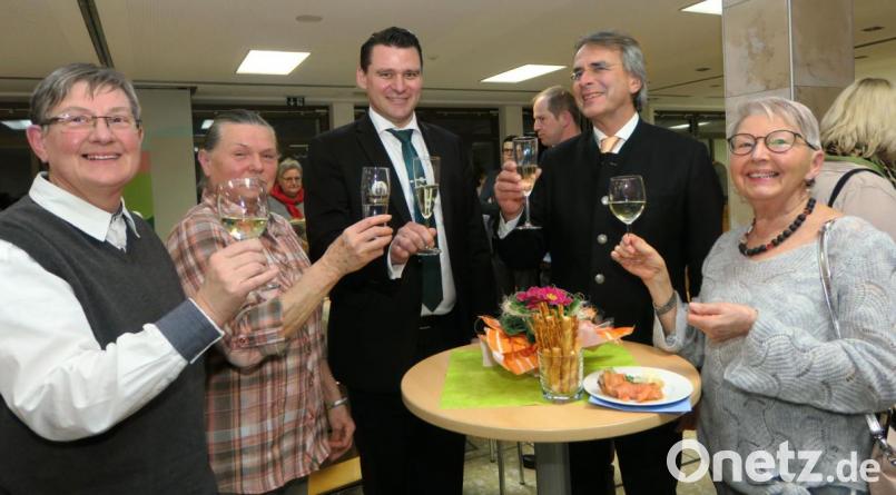Regierungspräsident Axel Bartelt (Zweiter von rechts) und Landrat Thomas Ebeling stießen mit den Seniorenvertretern an und bedankten sich für die ehrenamtliche Arbeit. Bild: Hirsch