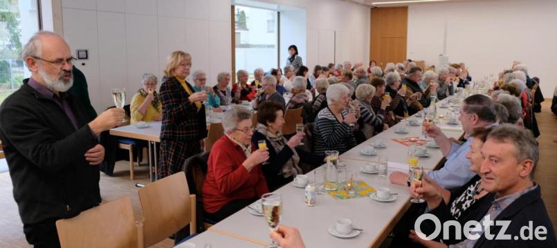 &quot;Auf ein gutes, gesundes Neues&quot; stießen Gabi Beck und Pfarrer Heinrich Rosner mit den Senioren des Marktes an. Bild: mab
