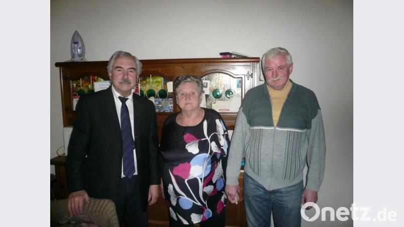 Rosa Wager feiert ihren 80. Geburtstag. Bürgermeister Karl-Heinz Preißer (links) überbrachte die Glückwünsche des Marktes Luhe-Wildenau. Lebensgefährte Johann Krause wünscht seiner Partnerin natürlich auch alles Gute. Bild: bey