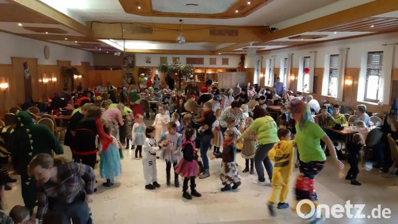 Beim SVL-Kinderfasching im Wagner-Saal ging es toll her: Sogar die Eltern und Großeltern mischten kräftig mit. Bild: dod