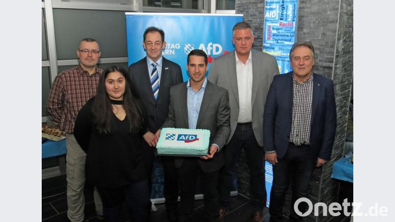 Die Landtagsabgeordneten Roland Magerl (Zweiter von rechts) und Stefan Löw (mit Torte) begrüßen zur AfD-Bürgerbüroeröffnung zahlreiche Gäste mit den Weidener Stadtratsspitzenkandidaten Manfred Schiller (rechts) und Ewa-Nellina Marino. Bild: Dobmeier