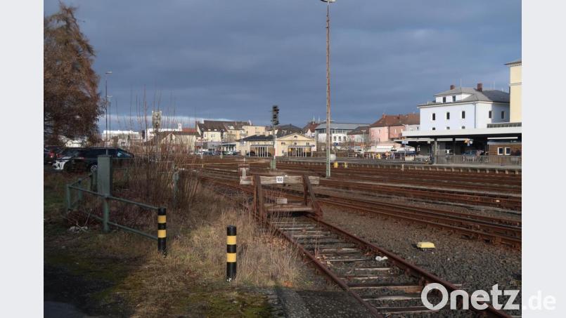 Die Weidener Liberalen können sich an der westlichen Seite des Bahnhofs, am Ende der geplanten Verlängerung des Fußgängertunnels, den Platz für einen neuen ZOB vorstellen. Bild: Kunz