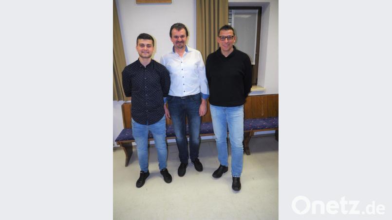 Vorsitzender Hans Wiesnet (Mitte) freut sich auf die Zusammenarbeit mit den beiden neuen Ausschussmitgliedern Niko Lautner (links) und Dieter Biersack (rechts). Bild: wmi