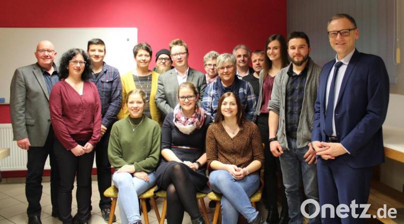 Die Führungsspitze der Stiftländer Jugend- und Blaskapelle zusammen mit den Ehrengästen. Stehend von links Gerhard Engel und Christine Ullrich vom Nordbayerischen Musikbund, Peter Heindl, Marion Ernstberger, Dominik Hautmann, Stephan Sölch, Elfriede Hegen, Claudia Friedrich, Alexander Riedl, Hans-Peter Zeus, Michaela Ernstberger, Stephan Hegen und Bürgermeister Bernd Sommer. Sitzend von links Hannah Ziegert, Stefanie Ernstberger, Katharina Böhm. Bild: exb