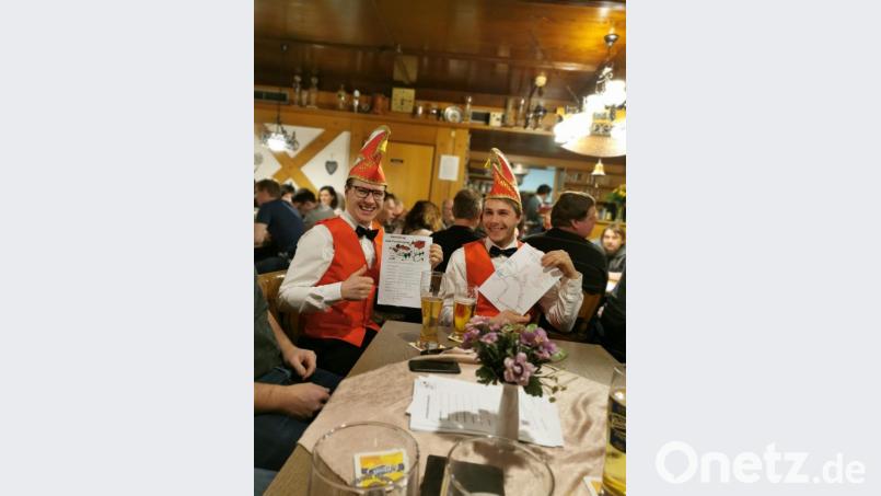 Den beiden Präsidenten Dennis Gruber (rechts) und Christian Ferstl (linke) ist die Vorfreude auf den Faschingszug am 23. Februar anzusehen. Bild: zth