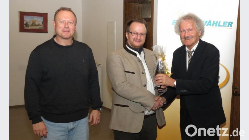 Die Freien Wähler mit Vorsitzendem Bernhard Schlicht (rechts) und seinem Stellvertreter Bernhard Herzog (links) danken Stadtplaner Martin Kohl für das Impulsreferat zur Westumgehung Neunkirchen. Bild: Dobmeier