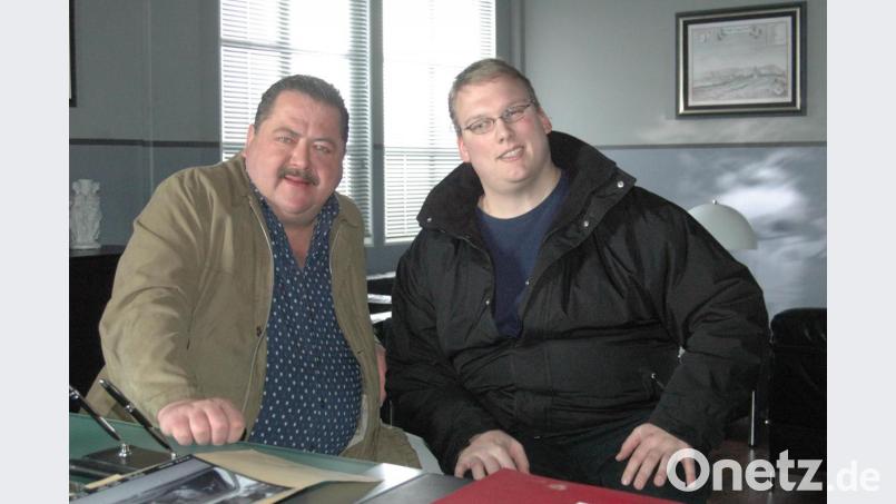 Alexander Grundler spricht mit dem TV-Hauptkommissar im Polizeibüro der Rosenheim-Cops. Bild: Kunz