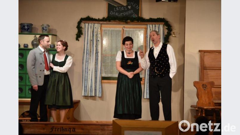 Noch dreimal präsentiert die Freihunger Theatergruppe die Bauernkomödie "Das sündige Dorf". Bild: exb